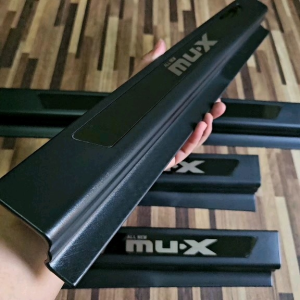 ชายบันได้ข้าง สครับเพลท MU-X 2021-2025 สีดำด้านมีโลโก้ ด้านหลังเป็น3M มีให้พร้อมติดตั้ง