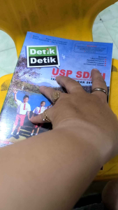 * Judul Buku: Detik Detik USP SD/MI TAHUN PELAJARAN 2019/2020 Buku ini dirancang khusus untuk siswa SD/MI yang berada dalam tahun pelajaran 2019/2020. 📚  * Deskripsi Produk: Buku Detik Detik USP SD/MI TAHUN PELAJARAN 2019/2020