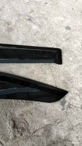 Talang Air Isuzu Traga Carbon Model Giga 2pcs Kanan Kiri