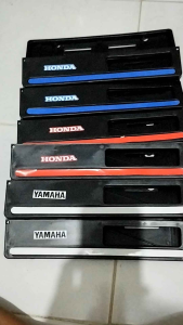 Dapatkan harga terbaik untuk dudukan plat nomor motor dengan desain universal. Cocok untuk semua merek motor seperti Yamaha dan Honda. Tersedia dalam tiga pilihan warna: Merah Biru dan Putih. Pasang dengan mudah dan sesuaikan dengan gaya Anda. Pil