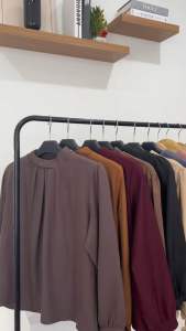 Atasan Kemeja Blouse Wanita: Tips Memilih & Mengenakan