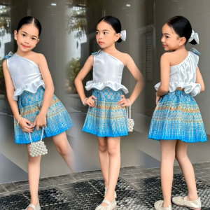 ชุดไทยประยุกต์เด็กหญิงพร้อมส่ง เสื้อ เปิดไหล่ติดโบ+กระโปรงจีบรอบผ้าไทยพิมพ์ทองอย่างดี(แถมโบคาดผม)