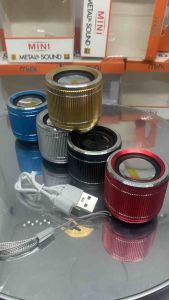 Loa Bluetooth C52 thiết kế nhỏ gọn chất liệu hợp kim. Nhìn rất sang trọng. Âm thanh trầm ấm