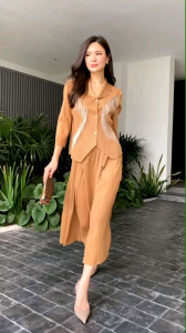 ชุดเซตผ้าอัดพลีทเนื้อสวย ไฮโซววแบบงาน Brand เสื้อแพตเทิร์น สวยเกร๋ ทรงคอปกสูทำแขน 4 ส่วน เพิ่มความเกร๋กรุบ ด้วยการแต่งปลายพู่ สีเงิน ฟรุ๊งฟริ๊ง สวยงามมว้ากกกก กระโปรงอัดพลีททรจีบ ทวิต 6 เหลี่ยม งานยืดหยุ่นได้เยอะ สวย หรู ดูดี ทุกมิติ ชุดเดียวอย