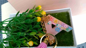 gantungan kunci dan tas alfabet resin motif bunga lucu aksesoris ganci keychain lokal