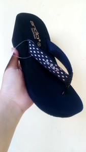 Sandal Jepit Wedges Wanita: Pilihan Modis dan Nyaman