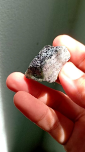 รูบี้ ซอยไซต์| Ruby Zoisite 💚💕 หินดิบ #Rz1 หินธรรมชาติ หินสีเขียว น้ำหนัก 17.2 g