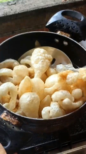 แคบหมู 500 กรัม ทานคู่ ก๋วยเตี๋ยว น้ำเงี้ยว รสชาดอร่อย สด สะอาด รูปแบบทอดเอง ซึ่งส่งฟรี กดรับโค้ดด้านล่าง