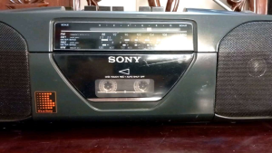 Cassette Sony CFS-201S đẹp nguyên zin radio to rõ băng hát tiếng hay.