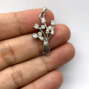 - จี้ เงินแท้ 92.5% งานส่งออก รูปช่อดอกไม้ ดีไซน์ สวย เก๋ ฝังเพชรสวิส cz เกรด 5A เล่นไฟ หนักมากครับ จี้หนัก 3.6 กรัม ตัวเรือน หนา แข็งแรง เคลือบทองคำขาวแล้วครับ ใส่ไม่ดำ ไม่คัน และใส่ไม่ซ้ำใครครับ