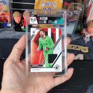ALISSON BECKER #09/25 ⚽️ หงส์แดง  ลิเวอร์พูล 🏆 แชมป์ ⚽️ GAME WORN CARD 🇬🇧 การ์ดสะสมฟุตบอล EPL ⚽️ ชิ้นส่วนเสื้อ Liverpool 🇬🇧 ลิเวอร์พูล ⚽️ หายากมากมาก 🧤 พ่อหมี ⚽️