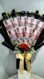 Kerangka Buket Uang Kosongan isi 10 Lembar Bunga Mawar kuncup artificial gratis kartu ucapan.