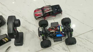 Xe điều khiển DeeRC MadTruck 1/18 1/16 Brushed visai kim loại hàng trưng bày xe điều khiển tốc độ cao