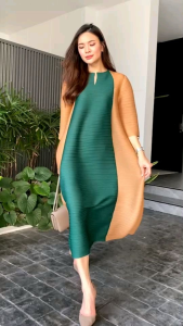 เดรสอัดพลีท ทรงปล่อย ตัวยาวงานสวย Premium 👍🏻 แพตเทิร์นคอกลม เจาะ T แขน 4 ส่วน ตัดฉากข้างโรลโค้ง สวย ไฮโซวววว ✨✨ เนื้อผ้าพลีทเนื้อดีสุดๆ นุ่ม ใส่สบาย งานสวยมว้ากกกกก 😉 แอบเพิ่มดีเทลเก๋ ด้วยการตัดต่อสี ไล่เฉดอย่างลงตัว ชุดเดียวเอาอยู่ ใส่ ออกงาน สวย