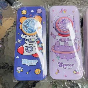 Tempat Pensil Kaleng Astronot Glitter Timbul B 755