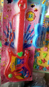 Mainan anak gitar tanggung menggunakan senar tanpa batrei