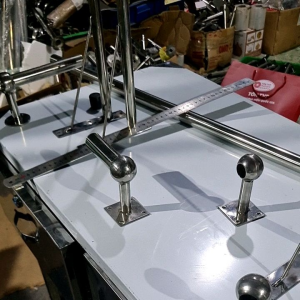 Cặp bass đế vuông gồm 2 cái xỏ ống inox tròn o19/o22/o25/o32mm bắt tường làm treo màn máng khăn tay vịn ... dài 9cm . Hàng chất lượng inox 201 .