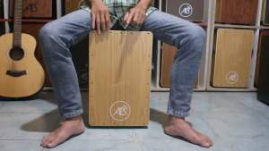 Trống cajon AB trắng gỗ AB-D2 Có tay chỉnh snare - Tặng miếng lót chống ê mông - Có kèm bao dù chống nước - Bảo hành 1 năm trống chính hãng