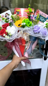 Bó hoa ốc quế phối thiệp chúc mừng 20/11 kèm túi đựng hoa trong suốt vs thiệp có phong bì