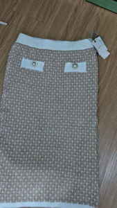 กระโปรงถักทรงเข้ารูบเมาะสำหรับสาวออฟฟิศ กระโปรงใส่ทำงาน ผ้าถักลาย ผ้ายืดระบายอากาส เอวสูง ยาวเลยหัวเข่า