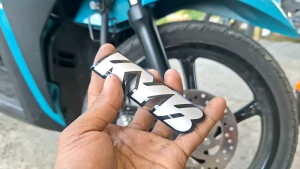 EMBLEK KYB EMBLEM SHOCK DEPAN KYB 1SET (2PCS)
