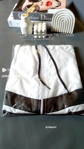 ￼Jaket Parasut Untuk Olahraga Sepeda Jogging Summit / Trekking Mountain Travelling Mantai ataupun Dipakai Sehari-hari Untuk Naik Kendaraan Nongkrong dan Santai.  Bahan Premium Parasut Nylon Waterproof dan Windproof Model Sporty dan Fashionable Ringa