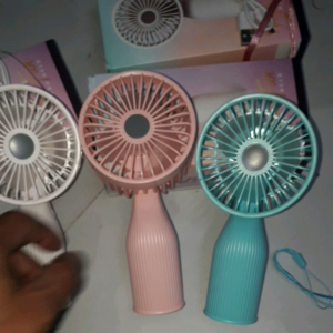 Một chiếc quạt mini bằng nhựa pin sạc có đèn led và kèm cáp sạc rất đẹp