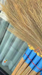 ไม้กวาดดอกหญ้า ถักแบบหางปลา ชนิดหนา ควาวยาว 70 cm แบ่งขายเป็นด้าม