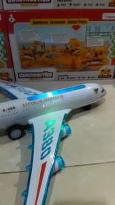 Mainan pesawat bisa jalan ada lampu dan suara