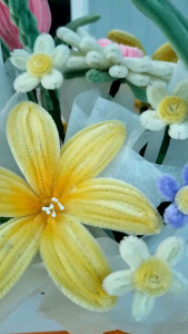 กระเช้าดอกไม้ลวดกำมะหยี่สีหวาน