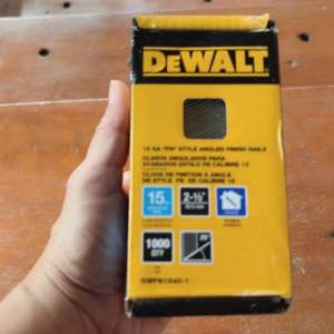 Dewalt 2-1/2 in. x 15-Gauge 25 degrees Glue Bright Steel Angled Finish Nails (1000 per Box)