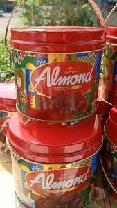 “อัลมอนด์ช็อกโกแลต ถังใหญ่ / Almond Chocolate ถังลายปีใหม่ ของขวัญปีใหม่ พร้อมส่ง เก็บเงินปลายทาง” ซื้อ2ถัง ลดทันที