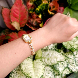 นาฬิกาผู้หญิง Royal Crown ( แท้100%) นาฬิกาประดับเพชรมีหลายสีให้เลือกหน้าปัดมุกสวยหรูระบบถ่านกันน้ำจัดส่งพร้อมกล่องครบมีบัตรับประกัน1ปี