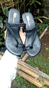 Sendal Wanita Heels Kepang Jepit Jempol Full Busa\\n\\n Apa Itu Sendal Wanita Heels Kepang Jepit?\\n\\nSendal Wanita Heels Kepang Jepit adalah sepatu sandal wanita yang dirancang dengan desain unik dan menarik. Terbuat dari bahan berkualitas tinggi, sendal ini memiliki heels kepang jepit jempol full busa yang memberikan kenyamanan maksimal saat digunakan. Desainnya yang menarik membuat sendal ini menjadi pilihan tepat untuk acara formal maupun santai.\\n\\n Desain dan Fitur\\n\\nSendal Wanita Heels Kepang Jepit memiliki desain yang sangat menarik dan unik. Dengan heels kepang jepit jempol full busa, sendal ini memberikan kenyamanan maksimal saat digunakan. Selain itu, sendal ini juga dilengkapi dengan jepit jempol yang memastikan kenyamanan dan keamanan saat digunakan. Sendal ini tersedia dalam berbagai warna dan ukuran, sehingga dapat disesuaikan dengan selera dan kebutuhan Anda.\\n\\n Kelebihan Sendal Wanita Heels Kepang Jepit\\n\\nSendal Wanita Heels Kepang Jepit memiliki beberapa kelebihan yang membuatnya menjadi pilihan tepat untuk Anda. Beberapa kelebihan tersebut antara lain:\\n\\n- Kenyamanan maksimal: Sendal ini memiliki heels kepang jepit jempol full busa yang memberikan kenyamanan maksimal saat digunakan.\\n- Desain unik: Sendal ini memiliki desain yang sangat menarik dan unik, sehingga dapat menambah penampilan Anda menjadi lebih cantik dan menarik.\\n- Daya tahan tinggi: Sendal ini terbuat dari bahan berkualitas tinggi, sehingga memiliki daya tahan yang tinggi dan dapat digunakan dalam jangka waktu yang lama.\\n\\n Mengapa Memilih Sendal Heels Kepang Jepit?\\n\\nAda beberapa alasan mengapa Anda harus memilih Sendal Wanita Heels Kepang Jepit sebagai pilihan sepatu sandal Anda. Beberapa alasan tersebut antara lain:\\n\\n Kenyamanan & Daya Tahan\\n\\nSendal Wanita Heels Kepang Jepit memberikan kenyamanan maksimal saat digunakan. Dengan heels kepang jepit jempol full busa, sendal ini dapat menopang kaki Anda dengan baik sehingga Anda dapat berjalan dengan nyaman dan aman. Selain itu, sendal ini juga terbuat dari bahan berkualitas tinggi yang memiliki daya tahan yang tinggi, sehingga dapat digunakan dalam jangka waktu yang lama.\\n\\n Keindahan & Fashion\\n\\nSendal Wanita Heels Kepang Jepit memiliki desain yang sangat menarik dan unik, sehingga dapat menambah penampilan Anda menjadi lebih cantik dan menarik. Dengan sendal ini, Anda dapat tampil dengan gaya yang fashionable dan elegan. Selain itu, sendal ini juga dapat disesuaikan dengan berbagai jenis busana, baik itu busana formal maupun santai.\\n\\n Cara Memilih Sendal Wanita Heels Kepang Jepit yang Tepat\\n\\nUntuk mendapatkan Sendal Wanita Heels Kepang Jepit yang tepat, ada beberapa hal yang perlu Anda pertimbangkan. Beberapa hal tersebut antara lain:\\n\\n Ukuran & Desain\\n\\nPastikan Anda memilih sendal dengan ukuran yang sesuai dengan kaki Anda. Jika ukuran sendal terlalu besar atau terlalu kecil, maka akan mengganggu kenyamanan Anda saat menggunakan sendal tersebut. Selain itu, pilihlah sendal dengan desain yang sesuai dengan selera dan kebutuhan Anda.\\n\\n Material & Kualitas\\n\\nPilihlah sendal dengan material berkualitas tinggi yang memiliki daya tahan yang tinggi. Dengan material berkualitas tinggi, sendal tersebut dapat digunakan dalam jangka waktu yang lama tanpa mengalami kerusakan atau aus.\\n\\n Tips Menggunakan Sendal Heels Kepang Jepit untuk Acara Formal\\n\\nBerikut ini adalah beberapa tips yang dapat Anda gunakan ketika menggunakan Sendal Wanita Heels Kepang Jepit untuk acara formal:\\n\\n Penyesuaian dengan Busana\\n\\nPastikan Anda memilih sendal yang sesuai dengan busana yang akan Anda kenakan. Pilihlah sendal dengan warna dan desain yang sesuai dengan busana Anda, sehingga penampilan Anda menjadi lebih harmonis dan menarik.\\n\\n Perawatan & Pemeliharaan\\n\\nAgar Sendal Wanita Heels Kepang Jepit dapat digunakan dalam jangka waktu yang lama, pastikan Anda melakukan perawatan dan pemeliharaan dengan baik. Bersihkan sendal secara rutin dan simpan dalam tempat yang aman dan kering. Jangan lupa untuk menghindari penggunaan sendal tersebut pada permukaan yang kasar atau berbatu, karena dapat merusak material sendal.\\n\\nDengan memperhatikan beberapa hal di atas, Anda dapat mendapatkan Sendal Wanita Heels Kepang Jepit yang tepat dan sesuai dengan kebutuhan Anda. Selamat mencoba!\"