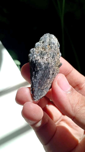 #RJ067 ไคยาไนต์ Black Kyanite ไคยาไนต์สีดำ หินดิบ สีดำ หินธรรมชาติ หินสะสม น้ำหนัก 22.9 กรัม