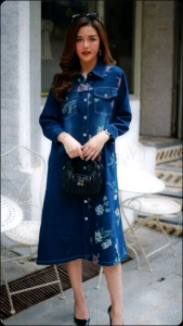 Maxiเดรสผ้ายีนส์เกรดพรีเมี่ยม เนื้อผ้ามีความนุ่ม ใส่สบาย ชุดยีนส์งานฟอกสวยๆ เนื้อผ้ายืดหยุ่น งานแต่งสลับผ้าพิมส์ลายดอกไม้ ดีเทลงานเย็บสวยเก๋นะคะ ชุดนี้มาพร้อมกระดุมตอกหมุดอย่างดี