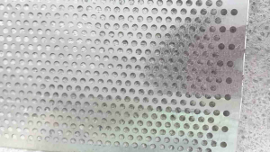 Tôn đột lỗ cao 1m lỗ 4li - 6li - 8li chống rỉ sét dùng để làm hàng dào ngăn chặn chuột một số động vật...