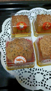 ขนมไหว้พระจันทร์ (80 กรัม) ไส้ถั่วทอง/ไส้โหวงยิ้งถั่วทอง/ไส้ถั่วดำ/ไส้โหงวยิ้งถั่วดำ/ไส้ถั่วแดง/ไส้โหวงยิ้งถั่วแดง/ไส้ทุเรียน/ไส้โหงวยิ้งทุเรียน/ไส้เม็ดบัว/ไส้โหงวยิ้งเม็ดบัว