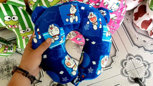 Bantal Leher Kancing Karakter Travel Mobil Premium