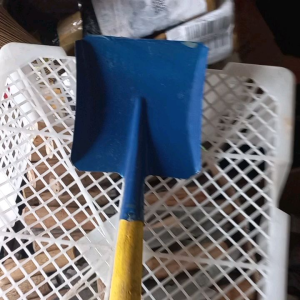 Sekop Gagang Kayu Biru Panjang 39cm