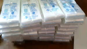 ถุงหิ้วแก้ว ตรากำไรทอง ถูกเป็น 100 ใบต่อแพ็ค ถูกถูกใส เหนียว หิ้วง่ายก้น ถูกเป็นถุงใส่แก้ว ถูกเป็นเหมือนเกี่ยวกับถุงใส และเป็นเหมือนถุงใส่หมูปิ้ง ราคานี้เป็น 5 แพ็ค