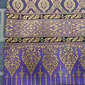 ผ้าไหมเทียม ลายเจ้านาง สีม่วงดํา ผ้าไหมสังเคราะห์ ผ้าไหมทอเครื่อง ผ้าไหว้ ผ้าของชําร่วย ผ้าตัดผ้าถุง ผ้าซิ่น ขนาด 2 หลา ประมาณ 100*180 cm