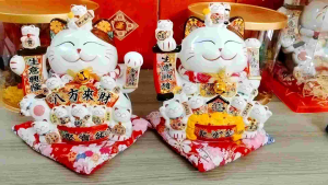 Mèo Thần Tài Vẫy Tay May Mắn Maneki Neko chiêu Tải- Tặng khai Trương SPa Tân Gia