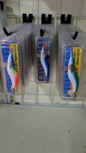 โยตกหมึก โยขนาด 2.5 เหมาะสำหรับตกหมึกหอม ใช้ได้ทั้งกลางวันและกลางคืน สีสวยงาม หนัก 10 กรัม