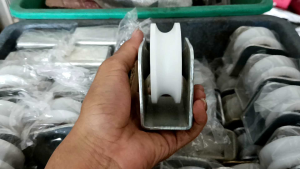 roda pagar pintu besi nylon 6cm | roda nilon anti berisik