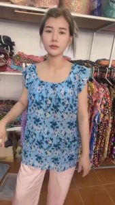 เสื้อคอกระเช้าขายระบาย ผ้าแมมเบิร์ต อก44ยาว26 มีกระเป๋ามีชิป1ข้าง