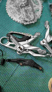 Gác chân bmw s1000rr 2023 như mới bạc đen thiết kế chắc chắn phù hợp với xe thể thao.