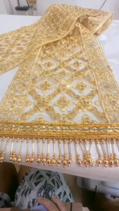 สไบนางรำ สไบบวงสรวง สไบห่มพระพุทธ สไบลูกไม้เกรดพรีเมี่ยม ถูกแสง ถูกไฟจะระยิบระยับตามาก ความกว้างขนาด 8" ความยาว 2.7 ม. เป็นสไบเย็บสองชาย สไบพร้อมใช้ ลายแน่นๆสวยๆ