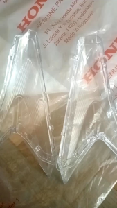 Kaca Mica Sen Sen Blakang Vario 125 Tecno 2012-2015\\n\\n Apa itu Aksesoris Motor Tecno 2012-2015?\\n\\nAksesoris motor Tecno 2012-2015 adalah berbagai komponen tambahan yang dapat ditempelkan pada motor tersebut untuk meningkatkan penampilan, fungsionalitas, dan keamanan. Salah satu aksesoris yang populer adalah kaca mica sen sen blakang Vario 125, yang akan kita bahas lebih lanjut dalam artikel ini.\\n\\n Mengapa Pilih Desain Sen Sen Untuk Vario 125?\\n\\nDesain sen sen adalah gaya dekoratif yang sering digunakan pada kendaraan roda dua, termasuk motor Vario 125. Desain ini menawarkan penampilan yang elegan dan modern, serta meningkatkan visibilitas pengendara. Kaca mica sen sen blakang Vario 125 juga menawarkan beberapa manfaat lain, seperti:\\n\\n- Melindungi pengendara dari angin dan debu\\n- Meningkatkan kenyamanan selama berkendara\\n- Memberikan perlindungan tambahan dari sinar matahari\\n\\n Bagaimana Cara Memilih Kaca Mica Berkualitas Tinggi?\\n\\nUntuk memastikan Anda mendapatkan kaca mica berkualitas tinggi, perhatikan beberapa hal berikut:\\n\\n- Pilih kaca mica yang terbuat dari bahan berkualitas tinggi, seperti polycarbonate atau plastik ABS\\n- Pastikan kaca mica tersebut telah melalui proses pengujian kualitas dan aman untuk digunakan\\n- Pilih kaca mica yang sesuai dengan model dan ukuran motor Anda\\n\\n Mengapa Kaca Mica Anti Gores Penting Untuk Motor Vario 125?\\n\\nKaca mica anti gores sangat penting untuk motor Vario 125 karena dapat melindungi kaca mica dari kerusakan akibat gesekan dengan benda keras atau debu. Beberapa manfaat kaca mica anti gores antara lain:\\n\\n- Mencegah retak atau pecah pada kaca mica\\n- Meningkatkan durabilitas kaca mica\\n- Membantu menjaga visibilitas pengendara\\n\\n Cara Memilih Kaca Mica Anti Gores yang Tepat\\n\\nUntuk memilih kaca mica anti gores yang tepat, perhatikan beberapa hal berikut:\\n\\n- Pilih kaca mica yang terbuat dari bahan berkualitas tinggi dan telah melalui proses pengujian kualitas\\n- Pastikan kaca mica tersebut sesuai dengan model dan ukuran motor Anda\\n- Pilih kaca mica yang memiliki lapisan anti gores yang kuat\\n\\n Langkah-langkah Memasang Kaca Mica Sen Sen Blakang Vario 125 Tecno 2012-2015\\n\\n Persiapan Sebelum Memasang Kaca Mica\\n\\nSebelum memasang kaca mica sen sen blakang Vario 125, pastikan Anda telah mempersiapkan beberapa hal berikut:\\n\\n- Pastikan motor Anda dalam kondisi bersih dan bebas dari debu atau kotoran\\n- Siapkan alat-alat yang diperlukan, seperti obeng, palu, dan pita isolasi\\n\\n Langkah-langkah Memasang Kaca Mica\\n\\nBerikut langkah-langkah memasang kaca mica sen sen blakang Vario 125:\\n\\n1. Angkat bagian belakang motor dan pasang kaca mica pada posisi yang diinginkan\\n2. Gunakan obeng untuk mengecek pasangan kaca mica dengan bagian belakang motor\\n3. Pasang pita isolasi pada bagian sambungan kaca mica dengan bagian belakang motor\\n4. Uji kaca mica dengan menyalakan lampu belakang motor\\n\\n Tips Menggunakan Kaca Mica Sen Sen Blakang Vario 125 Tecno 2012-2015\\n\\nBerikut beberapa tips yang dapat membantu Anda dalam menggunakan kaca mica sen sen blakang Vario 125:\\n\\n- Bersihkan kaca mica secara rutin untuk memastikan visibilitas pengendara tetap terjaga\\n- Hindari menggosok kaca mica dengan benda keras atau benda yang kasar\\n- Jika kaca mica retak atau pecah, segera ganti dengan kaca mica baru untuk memastikan keamanan pengendara\n}