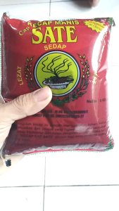 Kecap Manis Cap Sate: Panduan Lengkap\\n\\n Apa Itu Kecap Manis Cap Sate?\\n\\nKecap manis cap sate adalah saus kental dan manis yang populer di Indonesia, terutama digunakan dalam masakan sate dan nasi goreng. Saus ini memiliki rasa manis yang khas dan sering digunakan sebagai pelengkap makanan.\\n\\n Sejarah Singkat Kecap Manis Cap Sate\\n\\nMeskipun tidak diketahui secara pasti asal-usul kecap manis cap sate, saus ini telah menjadi bagian penting dari budaya kuliner Indonesia selama bertahun-tahun. Dengan berbagai bahan alami seperti gula merah, bawang putih, jahe, dan rempah-rempah lainnya, kecap manis cap sate memiliki cita rasa yang unik dan khas.\\n\\n Komposisi Rasa Kecap Manis Cap Sate\\n\\nKecap manis cap sate memiliki rasa yang manis dan gurih, dengan sentuhan sedikit asam dan pedas. Kombinasi rasa ini membuat saus ini cocok untuk berbagai jenis makanan, termasuk sate, nasi goreng, dan lainnya.\\n\\n Cara Menggunakan Kecap Manis Cap Sate\\n\\n Kecap Manis Cap Sate Untuk Makanan\\n\\nKecap manis cap sate dapat digunakan sebagai pelengkap berbagai jenis makanan, seperti sate, ayam bakar, atau ikan goreng. Anda bisa menambahkan saus ini sesuai selera Anda untuk meningkatkan rasa makanan Anda.\\n\\n Kecap Manis Cap Sate Untuk Nasi Goreng\\n\\nKecap manis cap sate adalah pilihan yang sempurna untuk menambah rasa pada nasi goreng. Anda bisa menambahkan saus ini saat memasak nasi goreng atau menggunakan saus ini sebagai pelengkap setelah nasi goreng siap disajikan.\\n\\n Kecap Manis Cap Sate Sebagai Bahan Saus\\n\\n Kecap Manis Cap Sate Sebagai Bahan Utama Saus\\n\\nKecap manis cap sate dapat digunakan sebagai bahan utama dalam pembuatan saus. Anda bisa mencampurkan saus ini dengan bahan-bahan lainnya, seperti cabai, jahe, atau bawang putih, untuk membuat saus yang unik dan cocok untuk berbagai jenis makanan.\\n\\n Kecap Manis Cap Sate Sebagai Penambah Rasa Saus\\n\\nKecap manis cap sate juga bisa digunakan sebagai penambah rasa dalam saus lainnya. Anda bisa menambahkan sedikit saus ini ke dalam saus favorit Anda untuk meningkatkan rasa dan aroma.\\n\\n Tips Menggunakan Kecap Manis Cap Sate\\n\\n Menyimpan Kecap Manis Cap Sate dengan Benar\\n\\nUntuk menjaga kualitas dan rasa kecap manis cap sate, pastikan menyimpan botol saus ini di tempat yang sejuk dan kering. Jika Anda membuka botol saus ini, tutup dengan rapat untuk mencegah kehilangan rasa dan aroma.\\n\\n Menggunakan Kecap Manis Cap Sate dalam Masakan\\n\\nKetika menggunakan kecap manis cap sate dalam masakan Anda, pastikan menambahkan saus ini sesuai selera Anda. Jika Anda suka rasa yang lebih manis, tambahkan sedikit lebih banyak saus ini. Jika Anda suka rasa yang lebih gurih, tambahkan sedikit lebih sedikit saus ini.\\n\\nDengan mengetahui cara menggunakan kecap manis cap sate, Anda bisa menambahkan rasa yang unik dan khas pada masakan Anda. Cobalah kecap manis cap sate sebagai pelengkap makanan favorit Anda dan rasakan perbedaannya!\n}